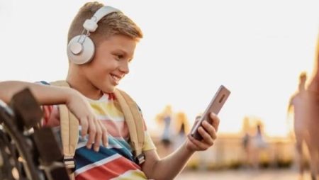 أوروبا تتجه لفرض سن أدنى لمستخدمي السوشيال ميديا.. ووكيل اتصالات النواب: سنتواصل مع مسئولي المنصات الإلكترونية