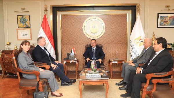 وزير التعليم العالي يبحث مستجدات إنشاء فرع جامعة إيست لندن في مصر