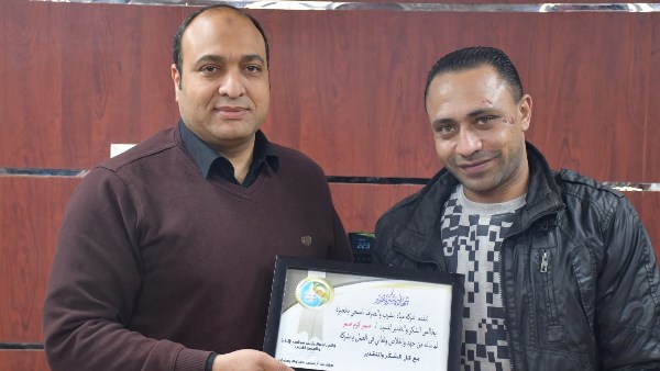 رئيس مياه الشرب بالجيزة يكرم سائقًا أُصيب أثناء التعامل مع مياه الأمطار