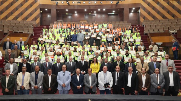 محافظ الجيزة يكرم عمال النظافة والسائقين تقديرًا لدورهم في التعامل مع موجة الأمطار