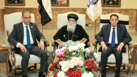 محافظ الجيزة يزور مطرانية أكتوبر وأوسيم مهنئا بعيد القيامة المجيد