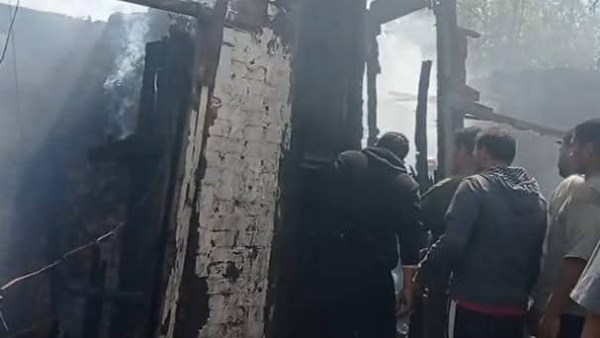 نفوق 2 رأس ماشية .. حريق بمنزل قديم وحظيرة في المنوفية | صور نفوق 2 رأس ماشية .. حريق بمنزل قديم وحظيرة في المنوفية | صور