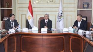 محافظ بني سويف يناقش مستجدات الموقف التنفيذي لمشروع تطوير مصنع تدوير القمامة بسمسطا