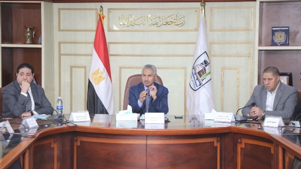 محافظ بني سويف يوجه بتذليل العقبات أمام مشروع تطوير مزلقانات السكك الحديدية