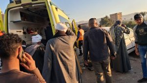مصرع أم ونجليها فى حادث تصادم بطريق قنا الصحراوى الغربى