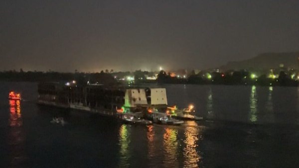 بدون ركاب .. تسيير باخرة متعطلة أسفل كوبرى العلوى دندرة بقنا