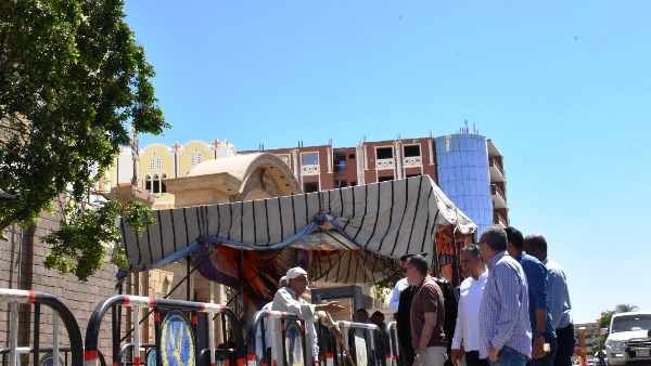 محافظ أسوان يتفقد محيط الكنائس لإستقبال احتفال الأقباط بعيد القيامة وشم النسيم.. صور