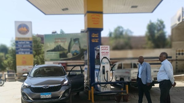 أسوان.. رقابة صارمة على محطات الوقود لضبط منظومة التعبئة ومنع تموين مركبات غير مرخصة