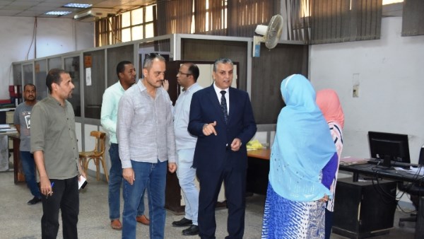 نائب محافظ أسوان يتابع منظومة العمل بالمركز التكنولوجى لخدمة المواطنين
