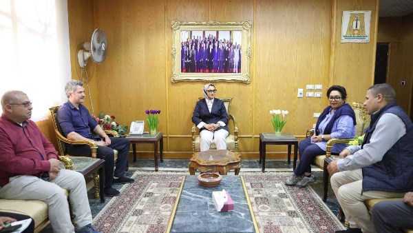 لبحث التوسع فى الزراعة الصحرواية المبتكرة.. محافظ الوادى الجديد تلتقي وفد “الايكاردا”