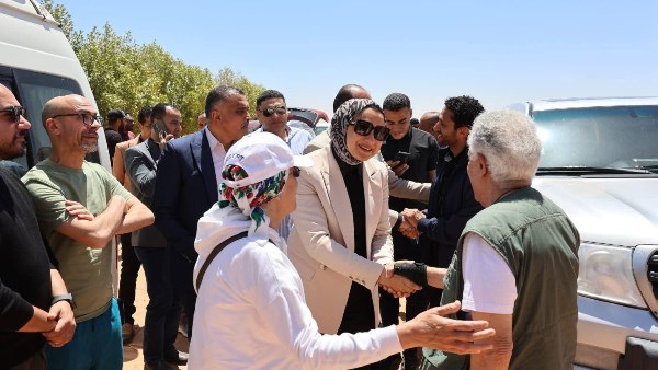 محافظ الوادي الجديد تلتقي فريق عمل وإنتاج فيلم روائي قصير بالداخلة