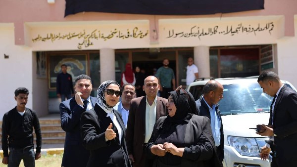 زيارة مفاجئة.. محافظ الوادي الجديد تتفقّد مدرسة الصم وضعاف السمع بالخارجة