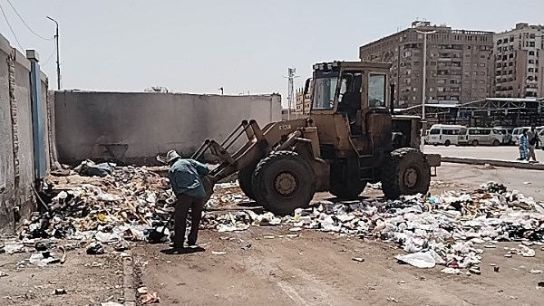 حملة مكبرة بالتعاون بين مركز ومدينة الإسماعيلية والأحياء الثلاثة لرفع القمامة