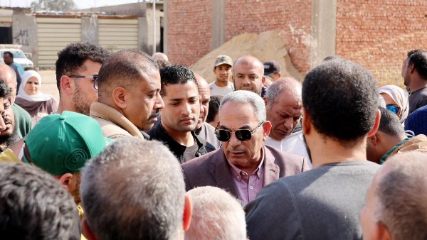 استجابة لطلبات المواطنين.. محافظ الإسماعيلية يتفقد ميدانيا منطقة العبور بحي ثان الإسماعيلية