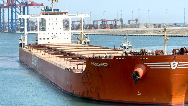 ميناء شرق بورسعيد يستقبل أكبر سفينة صب جاف ترسو في مصر | شاهد