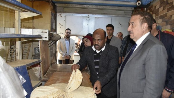 محافظ بورسعيد يشدد على الالتزام بالأوزان المقررة للخبز