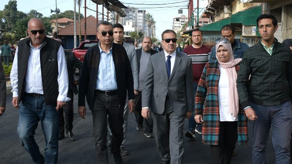 محافظ بورسعيد يؤكد زراعة الجزيرة الوسطى بطريق 15 سبتمبر وإقامة البرجولات الخشبية المضيئة