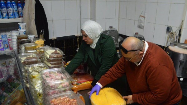 تموين بورسعيد يضبط كميات من الأغذية الفاسدة بسلسلة سوبر ماركت .. صور