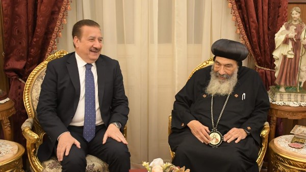 محافظ بورسعيد يترأس وفد لتقدم التهنئة لمطران بورسعيد وشعب الكنيسة بعيد القيامة المجيد.. شاهد