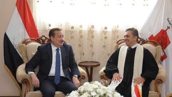 محافظ بورسعيد يزور الكنيسة الإنجيلية للتهنئة بعيد القيامة المجيد