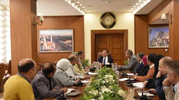 محافظ بورسعيد يبحث الخطوات التنفيذيه  لبدء صرف المستحقات المتأخرة للمعلمين 