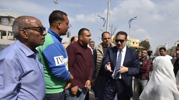 محافظ بورسعيد يتابع أعمال التشجير ورفع كفاءة المسطحات الخضراء بشارع 23 ديسمبر بحي المناخ