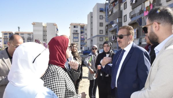 محافظ بورسعيد يتابع الحملة المكبرة لرفع المخلفات في الفيروز.. شاهد