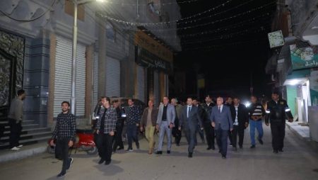 محافظ دمياط يقود حملة ميدانية لمتابعة تطبيق قرار غلق المحال