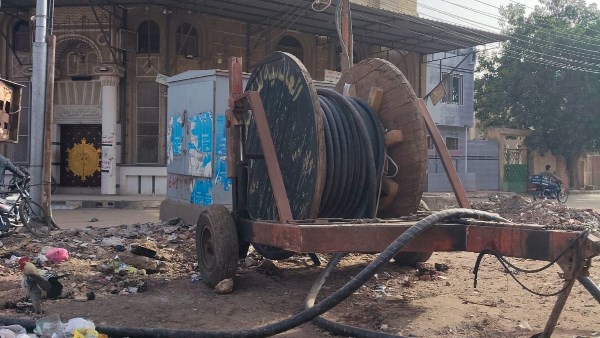 كشك كهرباء يعطل تشييع الجنازات بطنطا.. والأهالي يطالبون بنقله