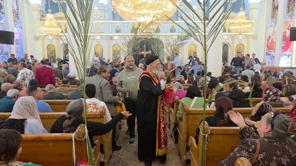 أقباط الغربية يحتفلون برش المياه المباركة والخوص بأحد السعف بالكنائس .. صور وفيديو