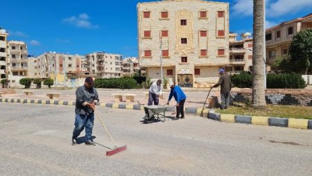 استعدادًا لشم النسيم.. تكثيف حملات النظافة في مصيف بلطيم بكفر الشيخ| صور