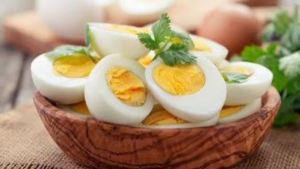 ماذا يحدث لجسمك عند تناول البيض يومياً؟.. رقم 5 حلم الرجال والسيدات