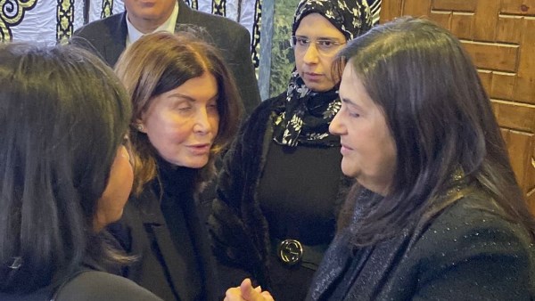 ميرفت أمين وضياء رشوان ومصطفى بكري يعزّون في هالة مصطفى .. صور