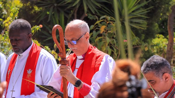 رئيس الكنيسة الأسقفية يترأس قداس أحد السعف في الكاتدرائية بالإسكندرية | صور