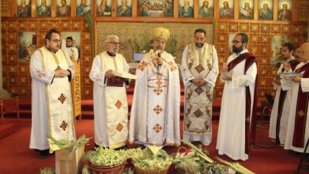 الأنبا إبراهيم إسحق يترأس قداس أحد الشعانين بالإسكندرية| صور