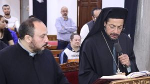 الأنبا باخوم يترأس صلاة ليلة الأربعاء من البصخة المقدسة بكنيسة العذراء بشبرا