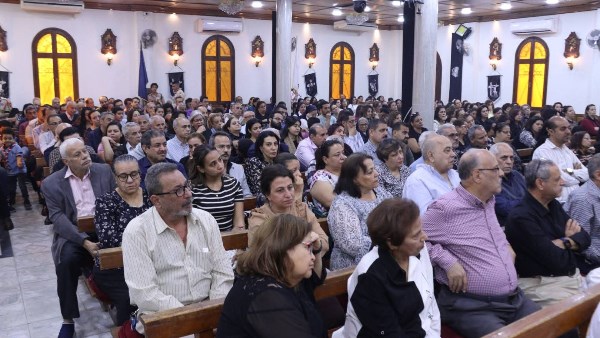 صلوات بصخة الصلبوت من يوم الجمعة العظيمة بكنيسة السيدة العذراء في شبرا | شاهد