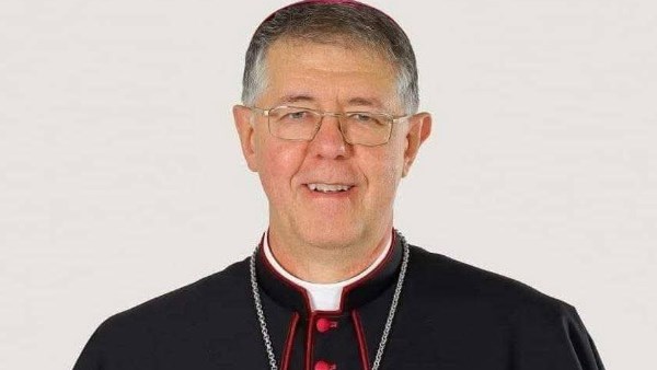 مطران الكنيسة اللاتينية بمصر يُهنئ الكنيسة الكلدانية بانتخاب غبطة البطريرك مار بولس الثالث نونا