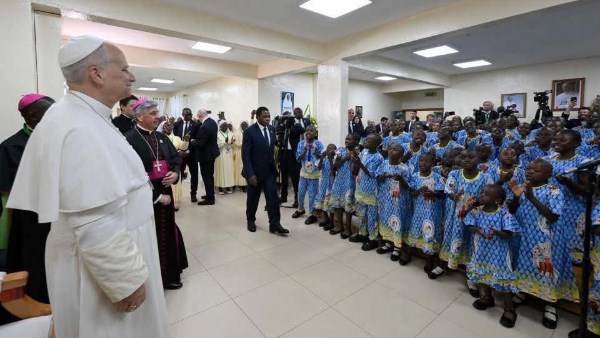 بابا الفاتيكان من دار أيتام “نغول زامبا” بالكاميرون: لستم وحدكم أنتم أبناء محبوبون لدى الله