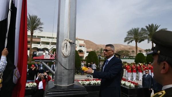 محافظ جنوب سيناء يرفع العلم بساحة العلم بطابا احتفالًا بالعيد القومي الـ37