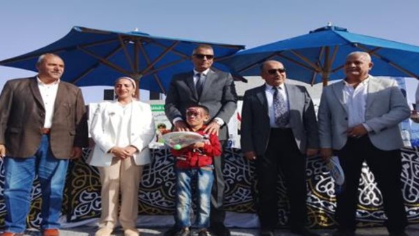 341 طفلًا يحتفلون بيوم الفرح .. محافظ جنوب سيناء يشارك الأيتام ويوزع الهدايا