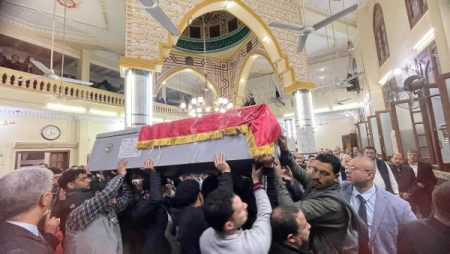 وزير البترول ومحافظ الدقهلية يؤديان صلاة الجنازة على ضحية شظايا صاروخ بالإمارات