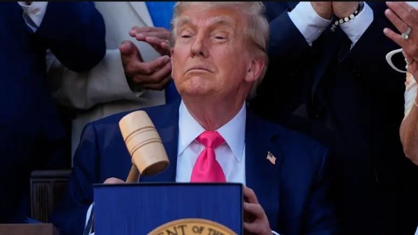 ترامب يُهدّد بكين إذا أرسلت لإيران أسلحة.. وسفارة الصين تنكر صحة ذلك