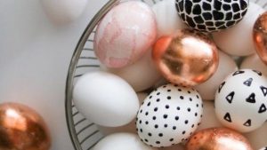 ودعي التلوين التقليدي.. أفكار جديدة لزخرفة البيض في دقائق