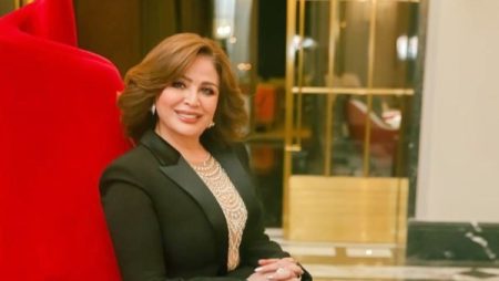 إلهام شاهين تخطف الأنظار بإطلالة كلاسيكية