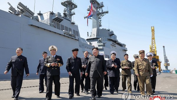 زعيم كوريا الشمالية يراقب تجربة إطلاق صواريخ كروز من المدمرة “تشوي هيون”