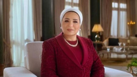 الهلال الأحمر : السيدة انتصار السيسي حريصة على المتابعة الدائمة لدور المتطوعين