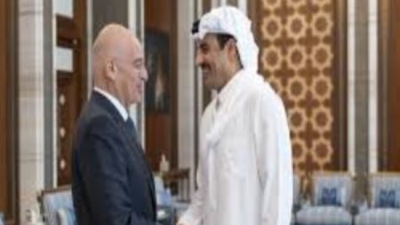أمير قطر ووزير دفاع اليونان يبحثان خفض التصعيد واحتواء التوترات الراهنة بالمنطقة