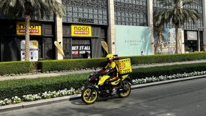 سرقة الـ 96 ألف جنيه تشعل السوشيال ميديا | قفزة هروب من شرفة وبطاقة مفقودة تضع طالبًا في دائرة الاتهام.. والأم تقدّم دليل براءته والمحامي يفك لغز الواقعة