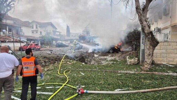 إصابة إسرائيليين في هجوم صاروخي إيراني على بتاح تكفا وتل أبيب